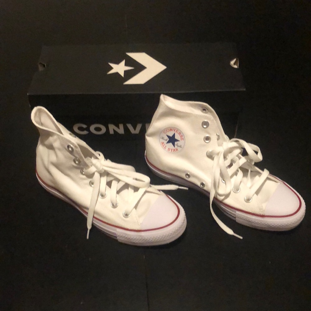 White Converse in original box Men 6, Women 8